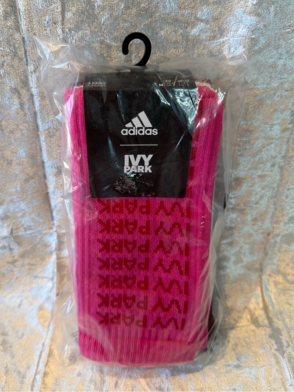 IVY HEART x adidas 2022 Valentine Day. Pink, burgundy, white crew socks.